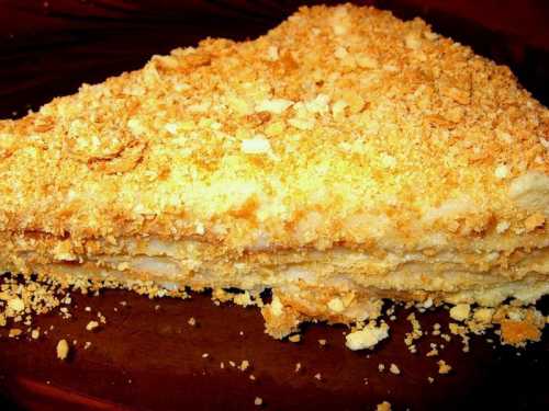 Отдельно взбейте мл жирных сливок, пока они не станут густыми, а потом осторожно вмешайте их в масляный крем, пользуясь деревянной лопаткой