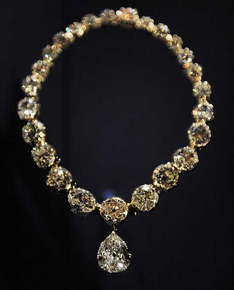 Короны различной формы служат атрибутами определенных святых