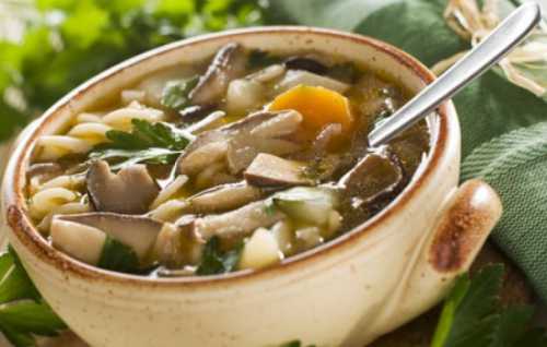 Провариваем еще минут, кладем мелко порезанную зелень и выключаем огонь рис должен свариться, но не перевариться