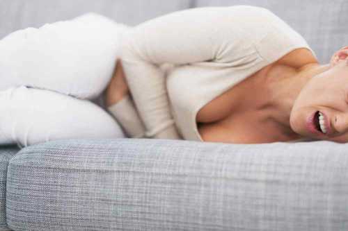 Процесс проявляет себя вместе с повышением температуры и возникновением болевых ощущений в нижней части живота