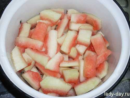 Такие арбузы содержат больше сахарозы и глюкозы, которые при варке позволят массе стать гуще