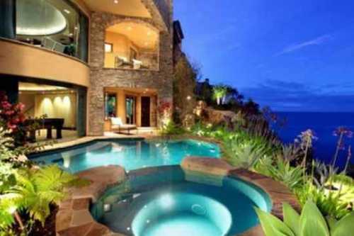 Внешне он похож на необыкновенной красоты кукольный домик