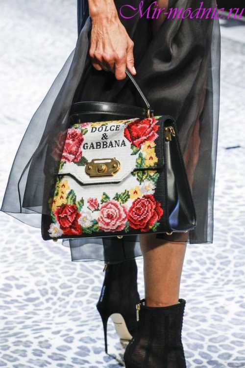 В процессе носки конденсат обязательно будет появляться на поверхности обуви и согласитесь, что это весьма сомнительный аксессуар