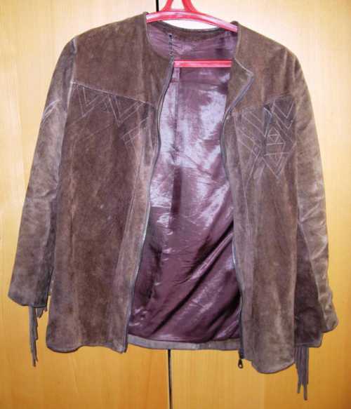 Оставьте на несколько часов, чтобы жир растворился в бензине и впитался тальком