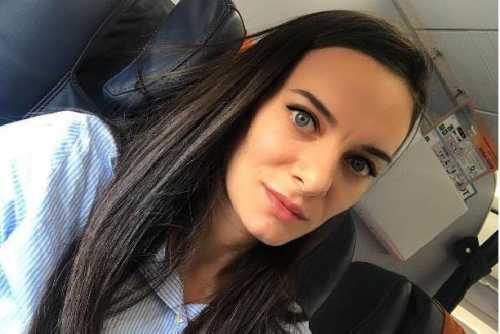 Эльза, надо сказать, не отстает от своего супруга она усиленно работает над своим телом дважды в неделю, а также любит йогу и пилатес