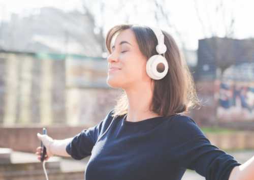 Пациенту нужно снять все металлические украшения