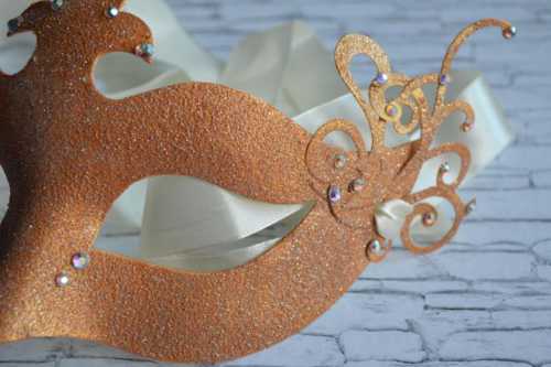 По мере скручивания бумаги, переворачивайте полоску на градусов