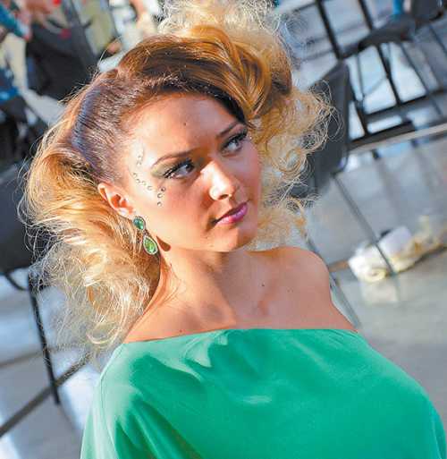 К примеру, с одной стороны пряди оставляют прямыми, а с другой срезаются под углом градусов