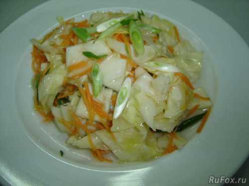 Благодаря небольшому количеству уксуса, капуста может долго храниться в холодильнике, однако поспешим заверить, что съедят ее намного быстрее