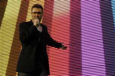 Покидает здание суда после получения летнего запрета на вождение автомобиля и часов общественных работ, Лондон, июня года