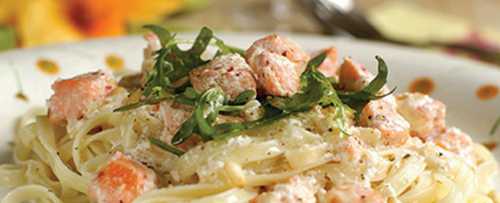 Выпариваем их до нужной густоты соуса, не забыв посолить и поперчить соус по вкусу