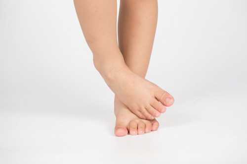 Средства с содержанием спирта обладают не такой жирной консистенцией, но содержащийся в них спирт намного быстрее сушит кожу