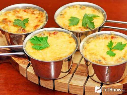 Какие бы заправки не использовались во время приготовления этого замечательного овощного горячего шедевра, а самый пикантный вкус ему придает настоящий французский соус бешамель, особенно если в нем содержится мускатный орех