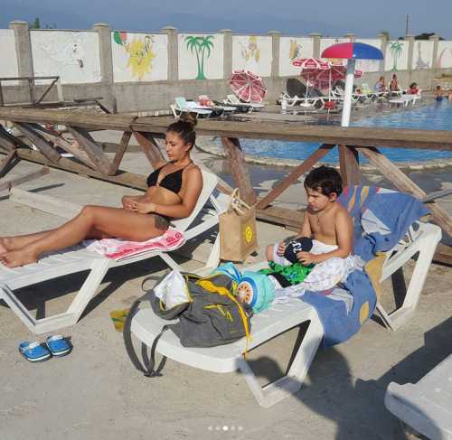 Муж Чеховой развлекался с незнакомкой в бассейне