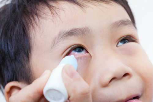 Обусловлено это ростом и расширением носослезных протоков, плёнка растягивается и самостоятельно разрывается, и проблема непроходимости слёзного канала пропадает