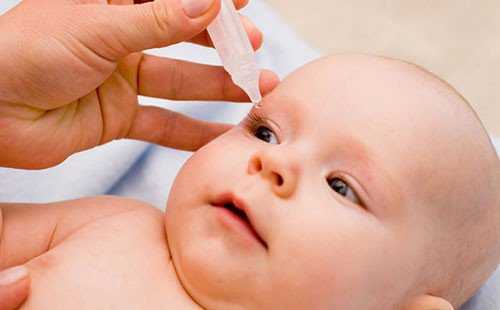 Первым признаком закупорки слёзного канала у грудничка врачи называют повышенное слезо отделение