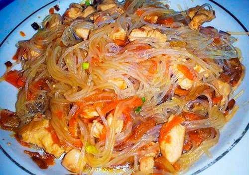 Перемешиваем смесь с фунчозой, добавляем выжатый чеснок и протушиваем еще несколько минут