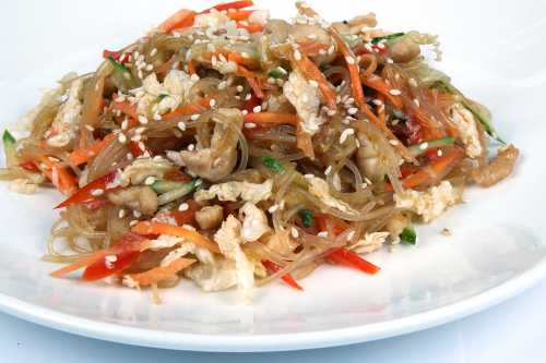 Отвариваем лапшу, промываем холодной водой и обсушиваем