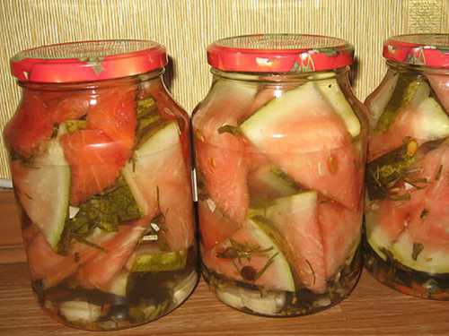 На дно банки положите веточку сельдерея, зубчик чеснока, не нарезая его, листы лавра, горошины перца