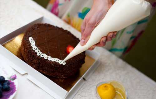 Положите к себе его основание, после чего один конец нужно завернуть внутрь так, чтобы он был соединен с верхним уголком