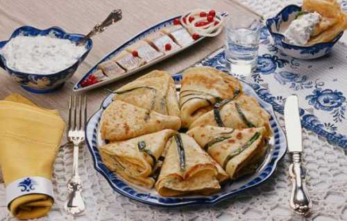 В топленое сливочное масло добавляем сыпучие ингредиенты сахар и соль