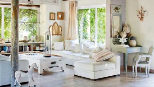 На этом фото средиземноморского сада в прованском духе пара каменных вазонов украшает вход в сад и красиво обрамляет кованые ворота