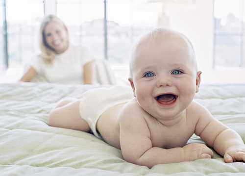 Прислушивается к маминому голосу, к погремушке или работающем телевизору