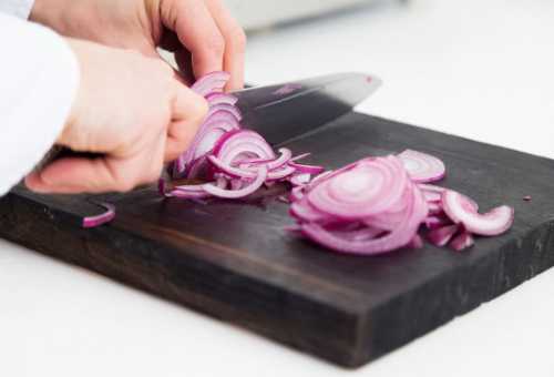 Ученые: не разрезанные на кусочки продукты делают