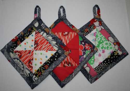 Опытные мастерицы могут выполнить ее в технике пэчворк из нескольких видов ткани