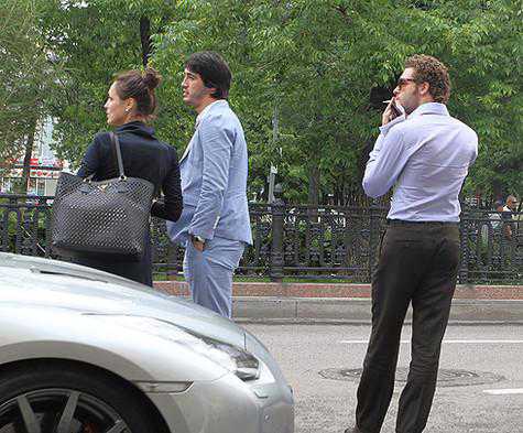 Завершали образ длинные распущенные завитые светлые волосы и яркая сиреневая помада