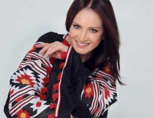 Если есть чтото серьезное что невозможно обсудить с мужем или с женой значит всё это предательство