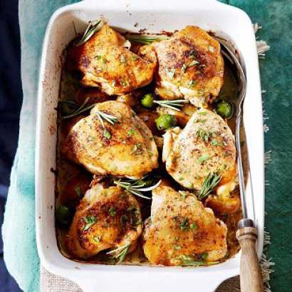 Внутрь курицы вложите дольки лимона, чеснок и базилик