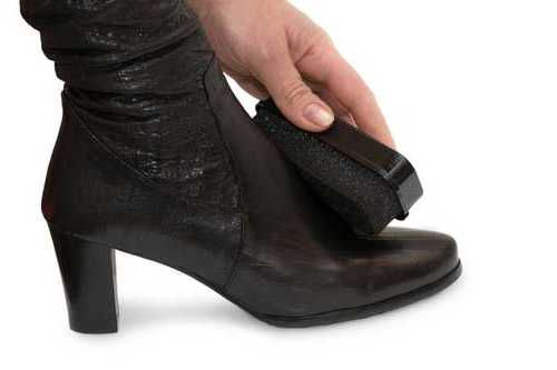 Имейте в виду, что лакированную обувь нельзя тереть щеткой, иначе лак покрытие можно поцарапать или даже содрать