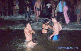 Шевелюра с седой прядью предвещает одиночество и печальные думы