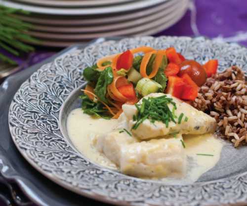 Когда оно схватится корочкой, убавьте температуру до