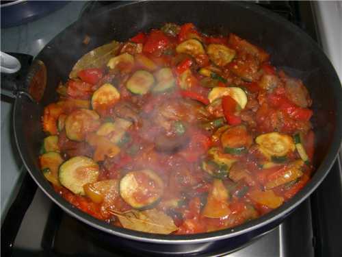 Такие кабачки особенно придутся по вкусу сильной половине человечества, так как в блюде мы станем применять большое количество твердого сыра, который покроет полезные овощи вкусной шубой