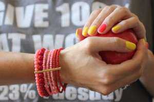 Ноготь предварительно подготавливают, наносят лечебно питательную пасту, затем закрепляют ее специальным лаком