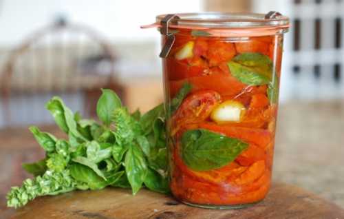 Слои помидоров пересыпают резанным репчатым луком