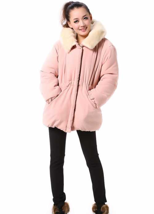 Украинская же интерпретация тренда состоит из пудровой юбки со съемными бретелями, украшенными перьями, и такого же пояса