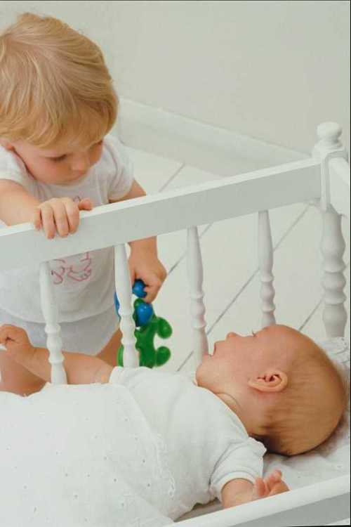 Некоторые мамы рекомендуют подарить старшей дочке большую куклу