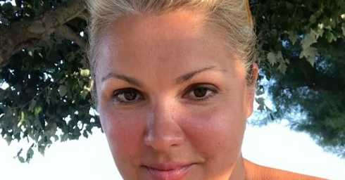 Кроме того, существуют закрытые платья от модных дизайнеров, которые выглядят весьма целомудренно, но вот цену имеют далеко не самую скромную