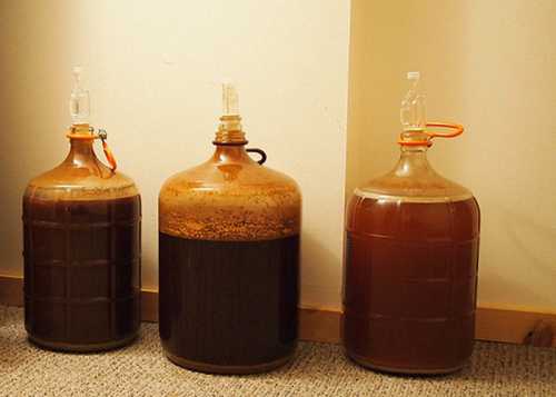 Затем добавляют сахар на каждый литр жидкости берут две ложки или сахарный сироп, бутылки закупоривают, встряхивают и ставят в холодное место на две недели для брожения и дозревания