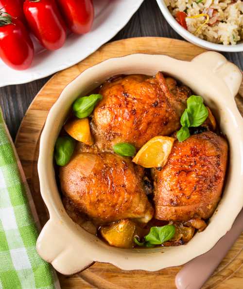 В разрезы засуньте дольки лимона с чесноком