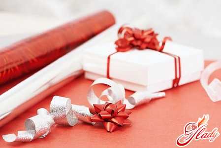 Присоединить открытки, так они точно не потеряются, будете смотреть и любоваться в старости