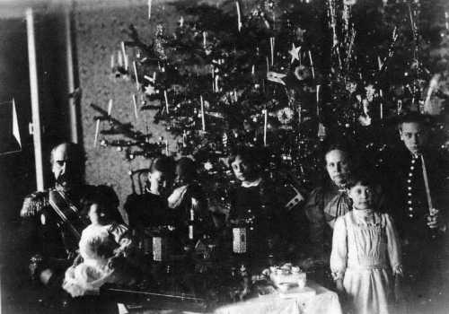 По давней традиции в этот день не едят до появления на небе первой звезды в воспоминание о