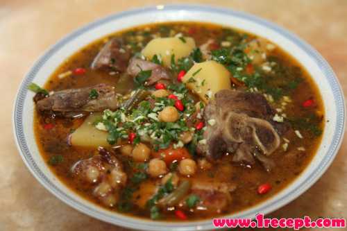 После того, как вода закипит, можно ослабить огонь и немного подсолить воду