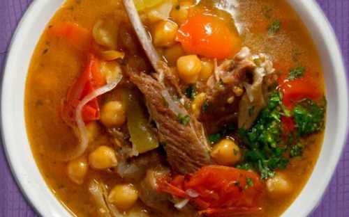 Добавляем мясо и ставим казан на огонь