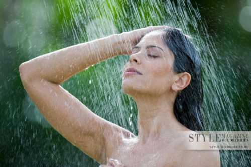 Обычно в таких случаях у мудрых женщин возникает множество вопросов в каких пропорциях смешивать продукты, для какого типа локонов предназначена та или иная маска, не возникнут ли побочные эффекты, сколько времени держать средство на голове, как часто его можно использовать в домашних условиях