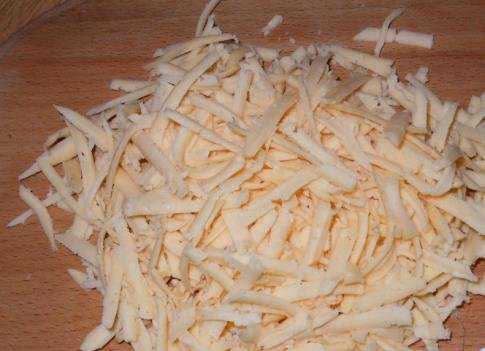 Остудите и нарежьте некрупными кусочками Яйца отварите, очистите и нарежьте мелкими кубиками