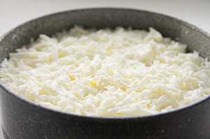 Остудите и нарежьте некрупными кусочками Яйца отварите, очистите и нарежьте мелкими кубиками